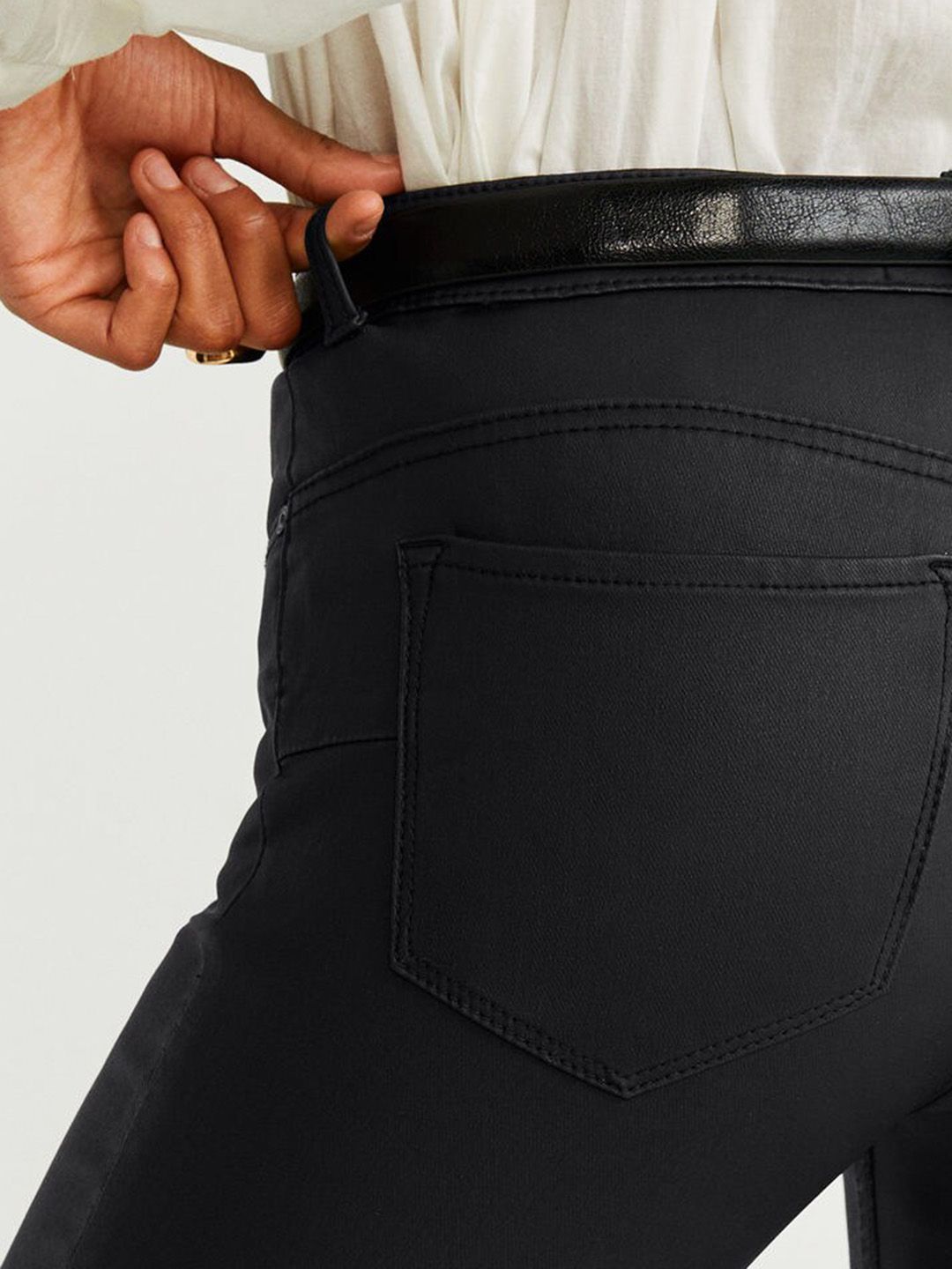 Black Coated Super Skinny Fit Low-Rise Clean Look Stretchable Jeans