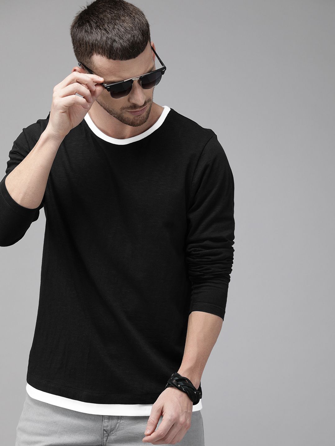 Roadster Men Black Solid Round Neck T-shirt