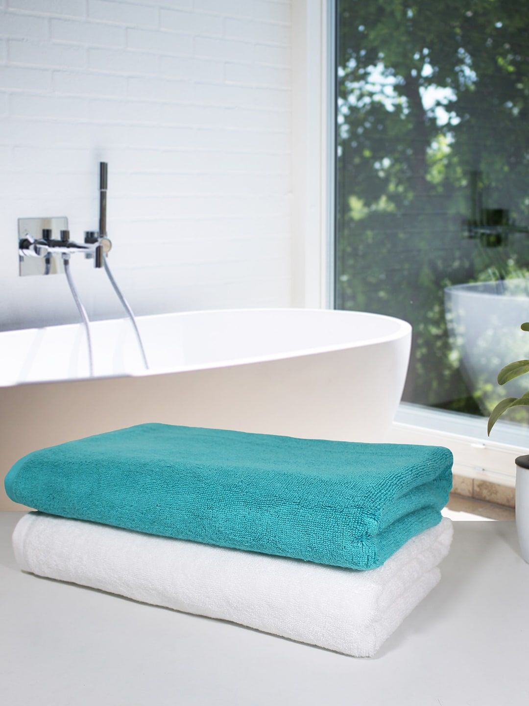 Heelium Set of 2 Teal Blue & White Solid 600GSM Quick Absorbent Bath Towels Price in India