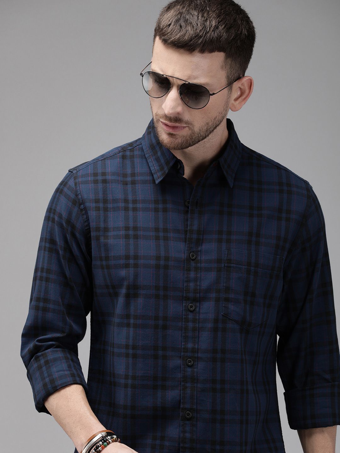 Roadster Men Navy Blue & Black Regular Fit Checked Casual Shirt