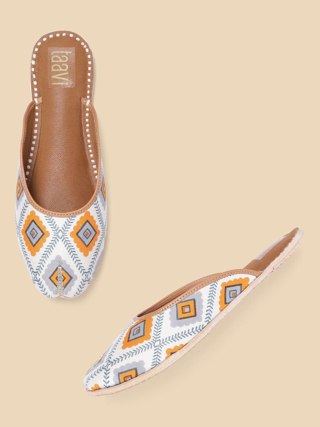 Taavi Women White & Blue Printed Mojaris