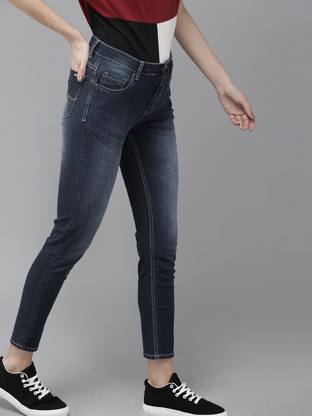 Roadster Women Blue Skinny Fit Mid-Rise Clean Look Stretchable Cropped Jeans Price in India