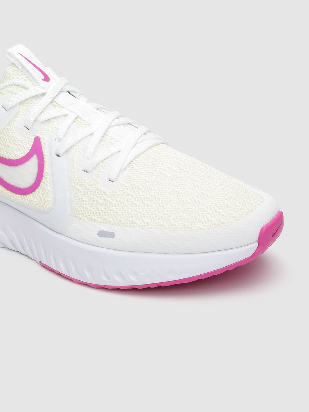 pink and white reacts