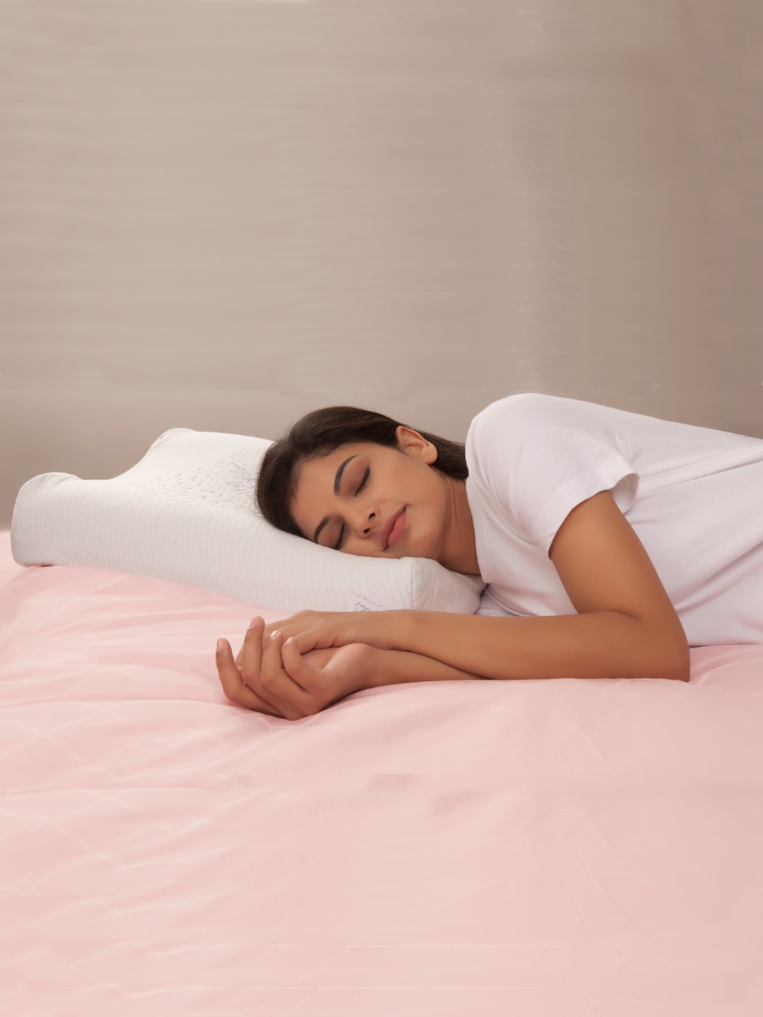 The White Willow White High Resilence Ergonomic Cervical Contour Memory Foam Bed Pillow Price in India