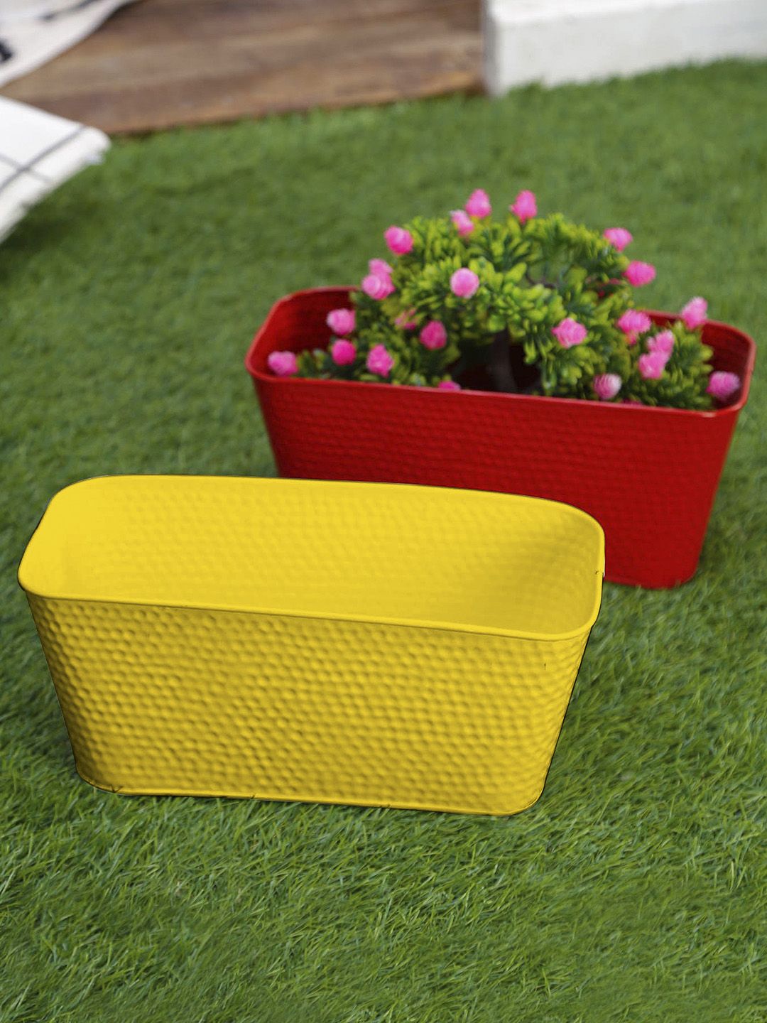 green girgit Set Of 2 Red & Yellow Textured Planters Price in India