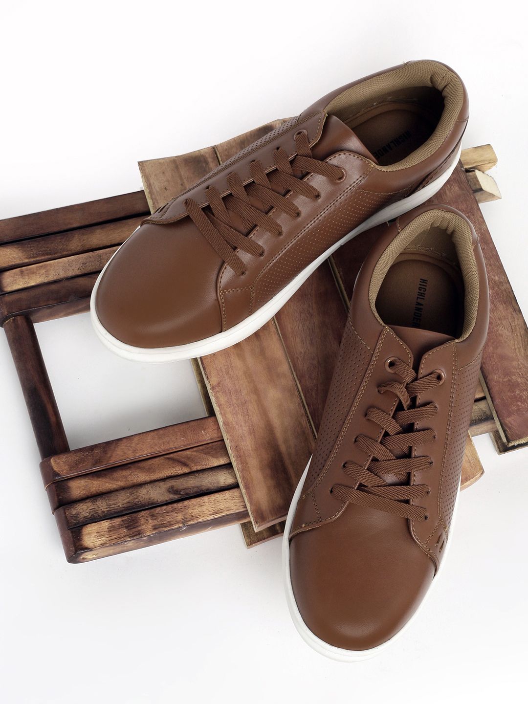 HIGHLANDER Men Brown Sneakers