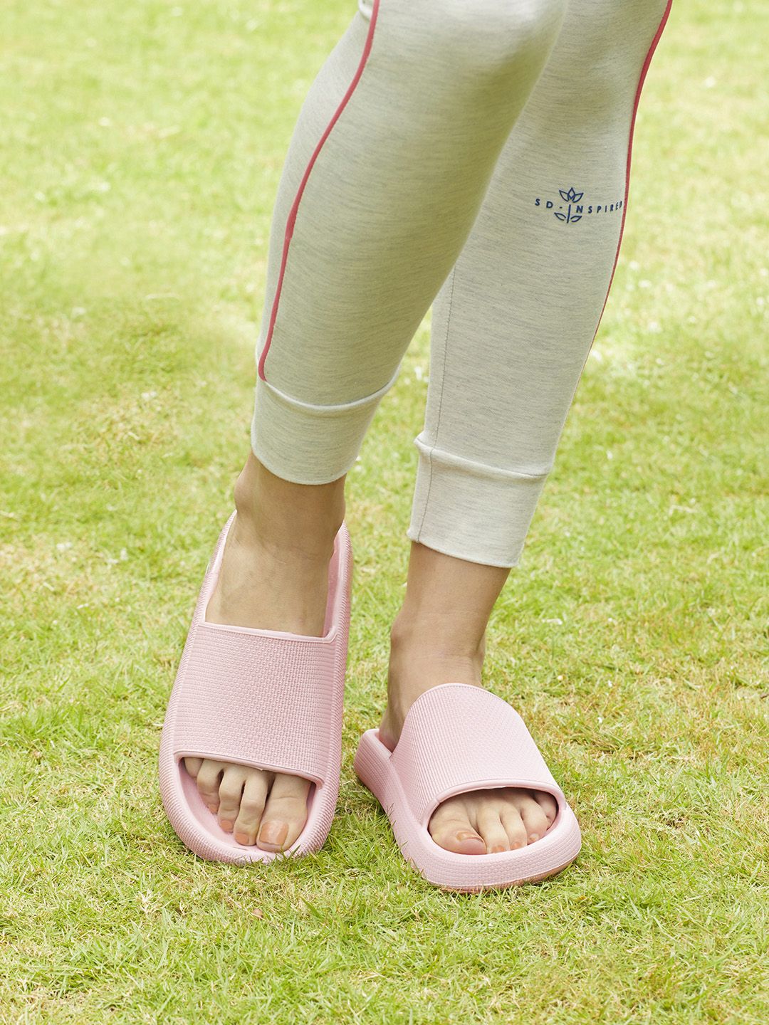 Kook N Keech Women Pink Textured Sliders Price in India