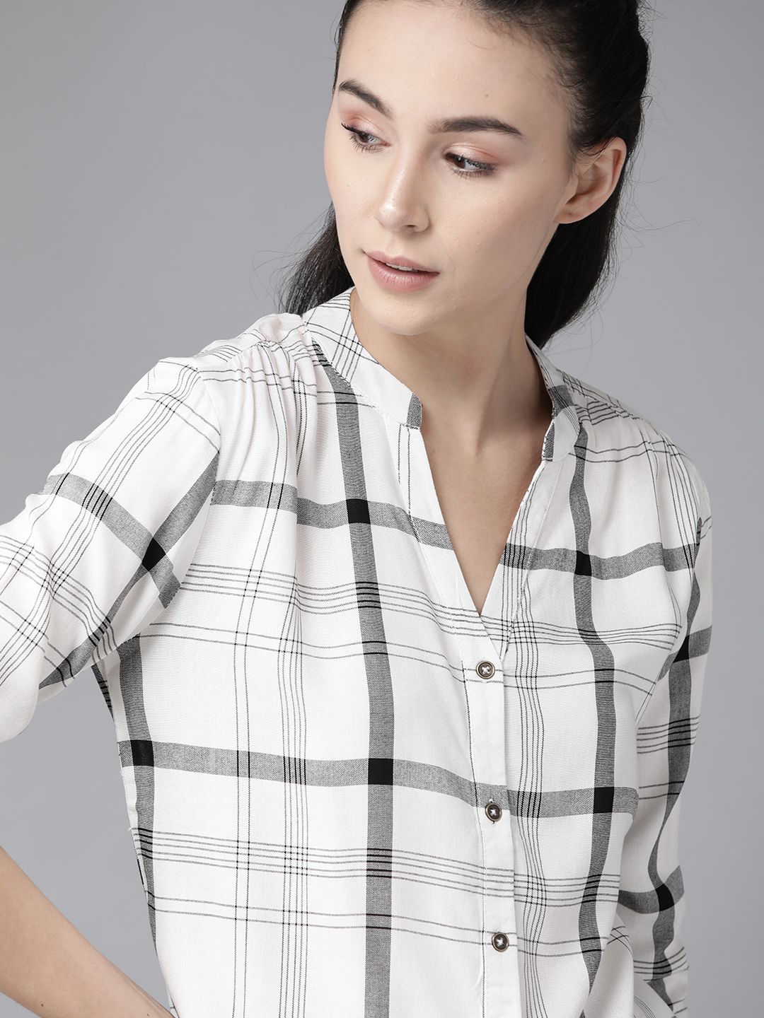 Roadster Women White & Black Regular Fit Checked Casual Shirt