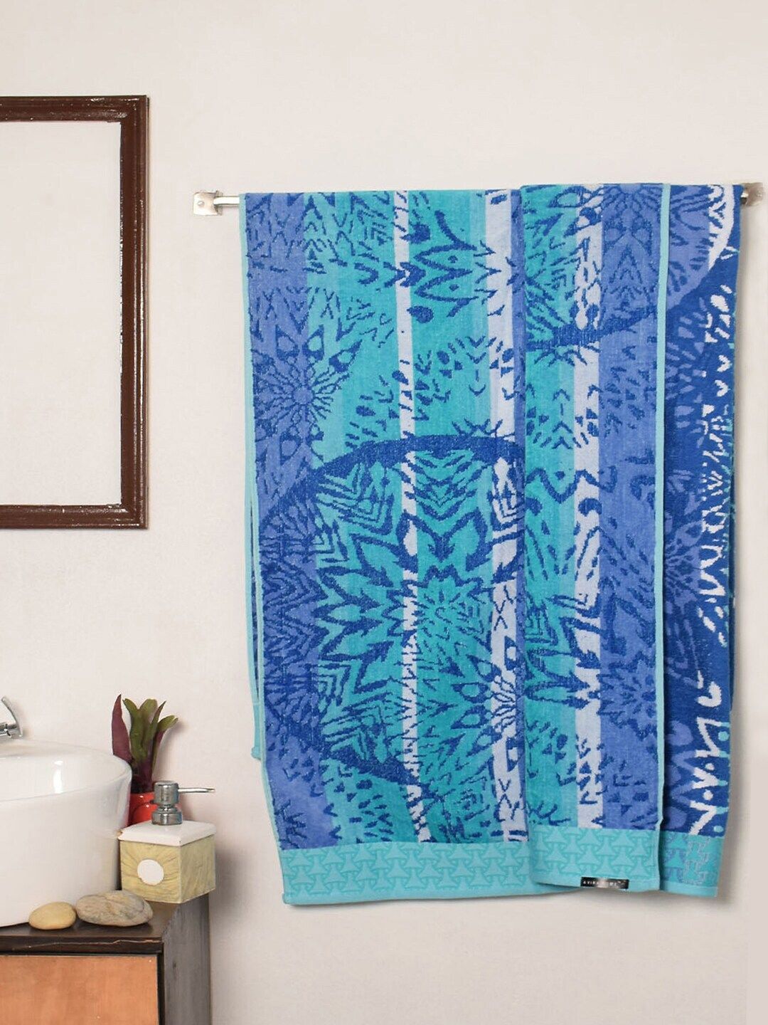 AVI Living Unisex Teal Green & Blue Printed 400 GSM Bath Towel Price in India