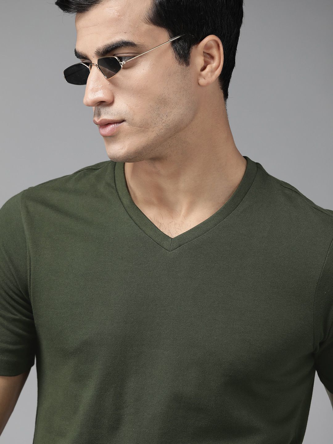 The Roadster Lifestyle Co Men Olive Green Solid Pure Cotton V-Neck T-shirt