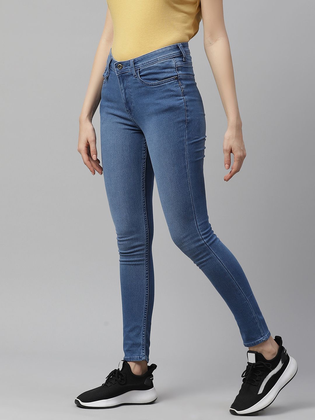 The Roadster Lifestyle Co Women Blue Super Skinny Fit Light Fade Stretchable Jeans Price in India