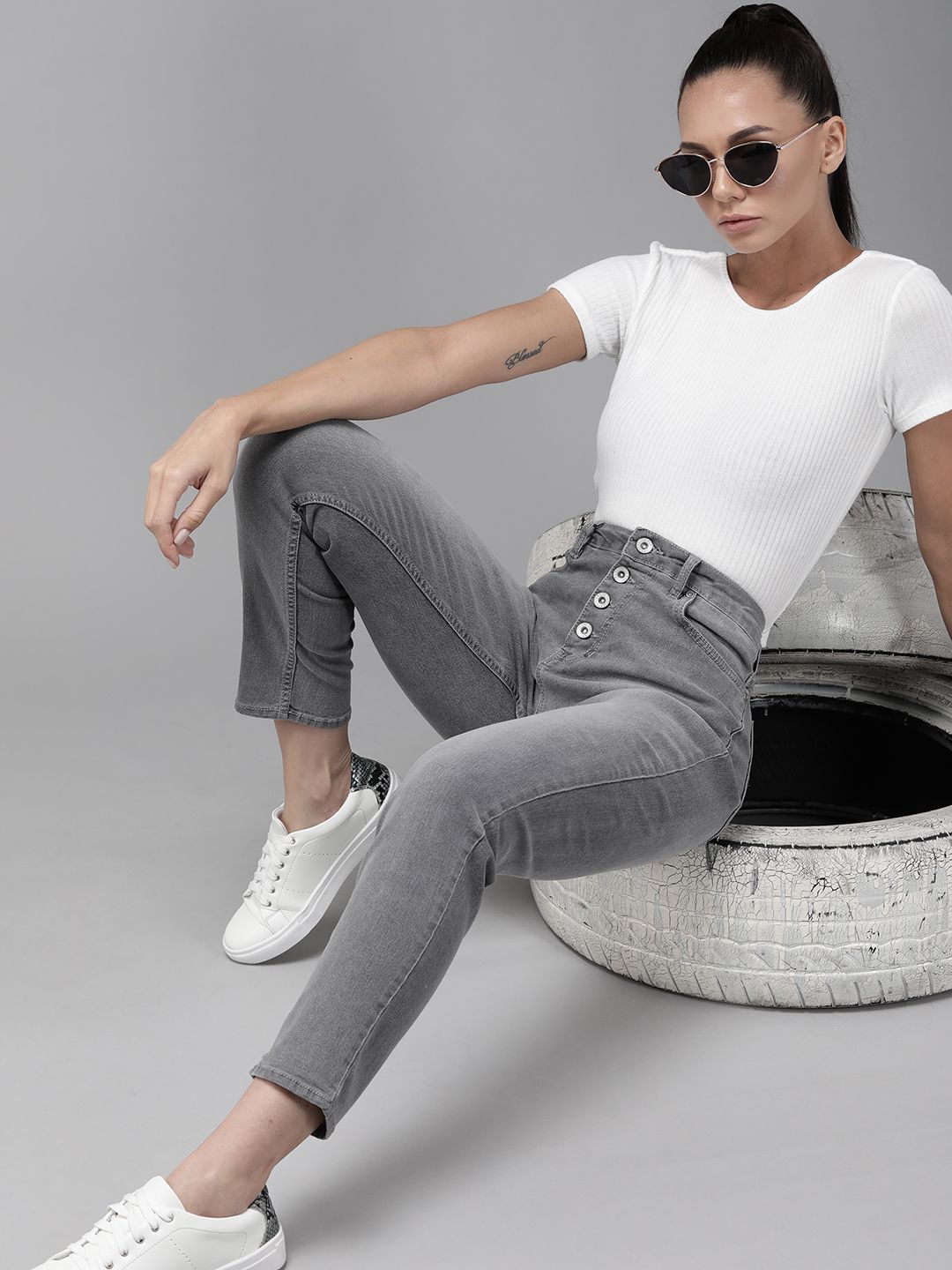The Roadster Lifestyle Co Women Grey Slim New Fit Light Fade Stretchable Jeans Price in India