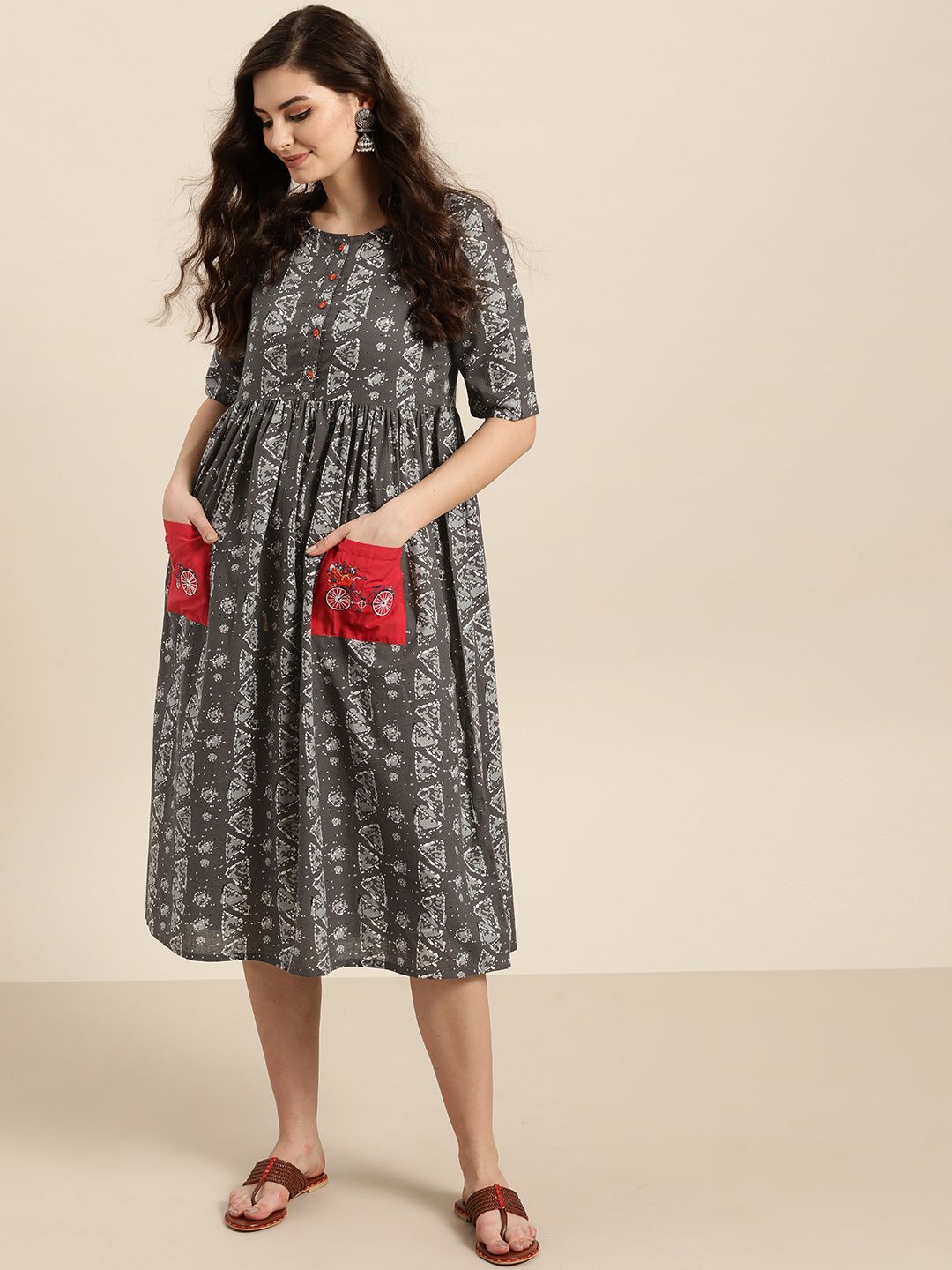 Sangria Women Grey & White Geometric Printed Cotton Fit and Flare Dress