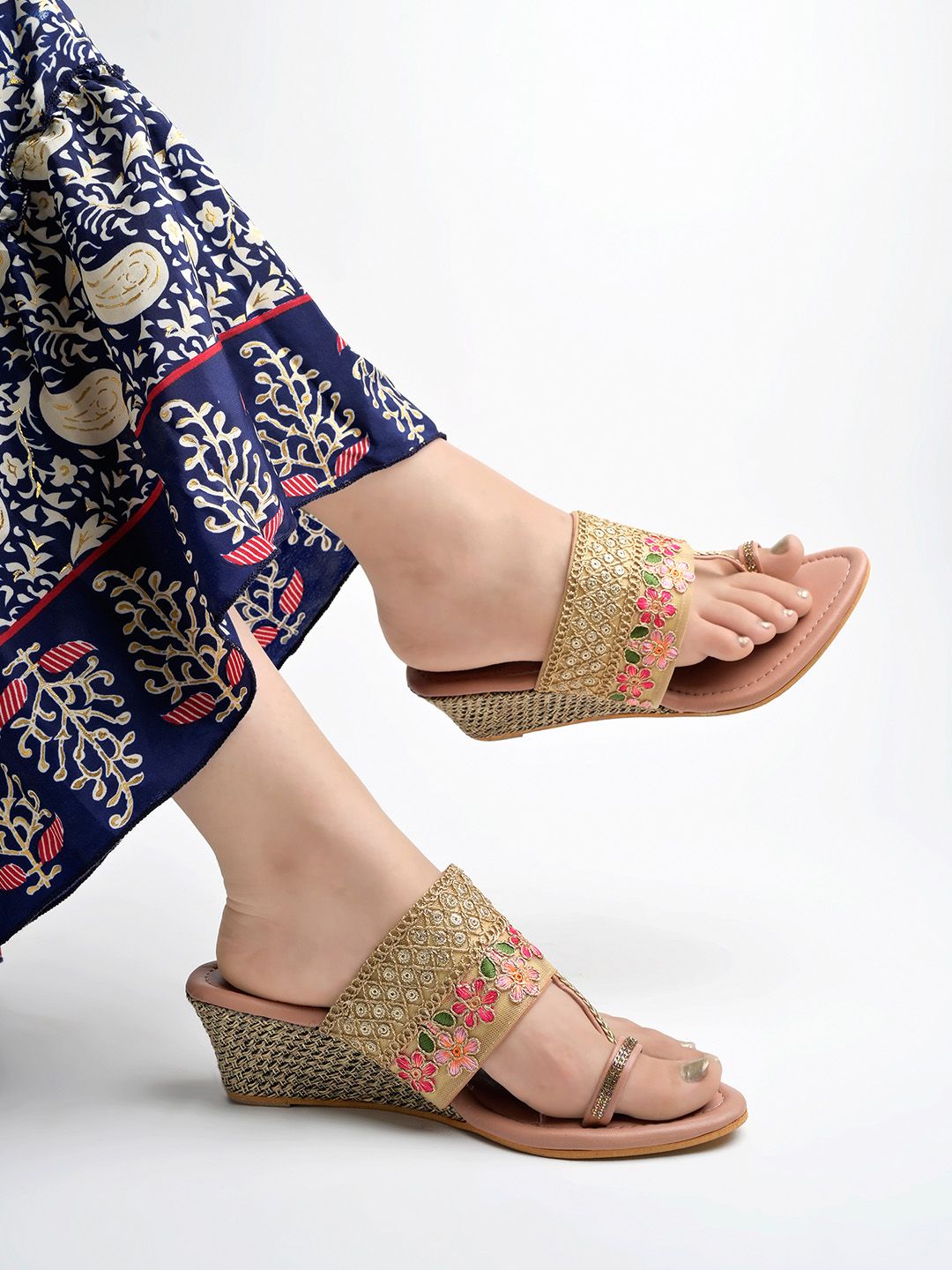 Shoetopia Women Pink Woven Design Mules