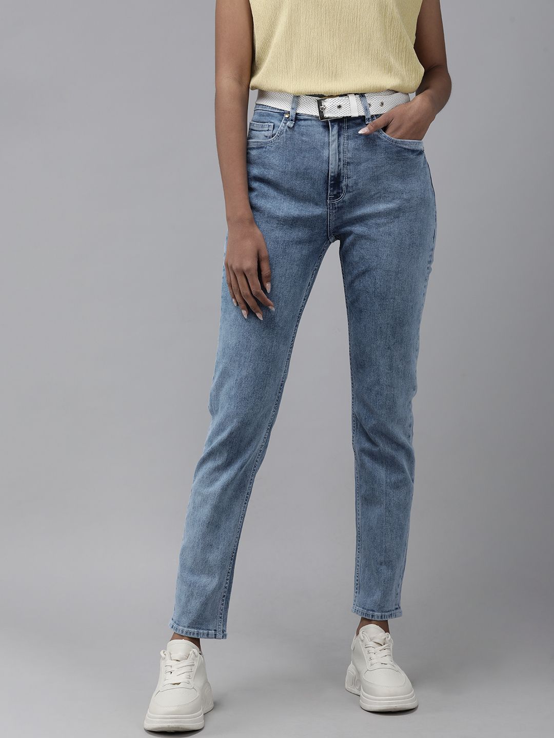 Roadster Women Blue Dropped Yoke Slim Fit Clean Look Mid-Rise Jeans With A Belt Price in India