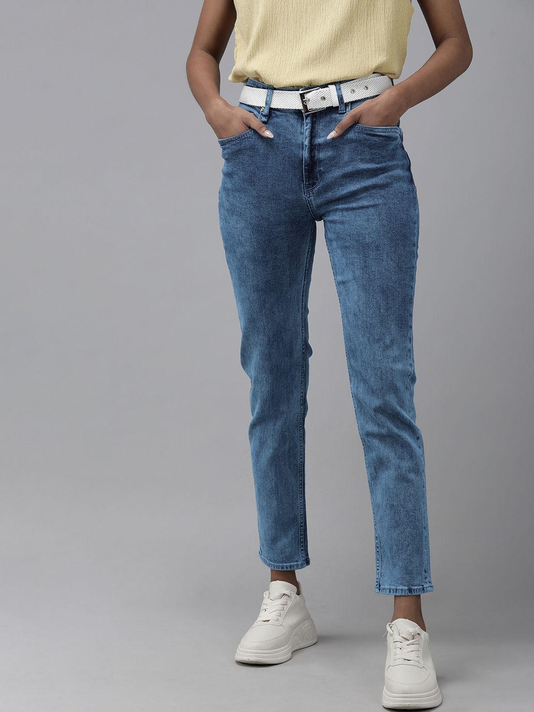 Roadster Women Blue Dropped Yoke Slim Fit Mid-Rise Clean Look Cropped Jeans With A Belt Price in India