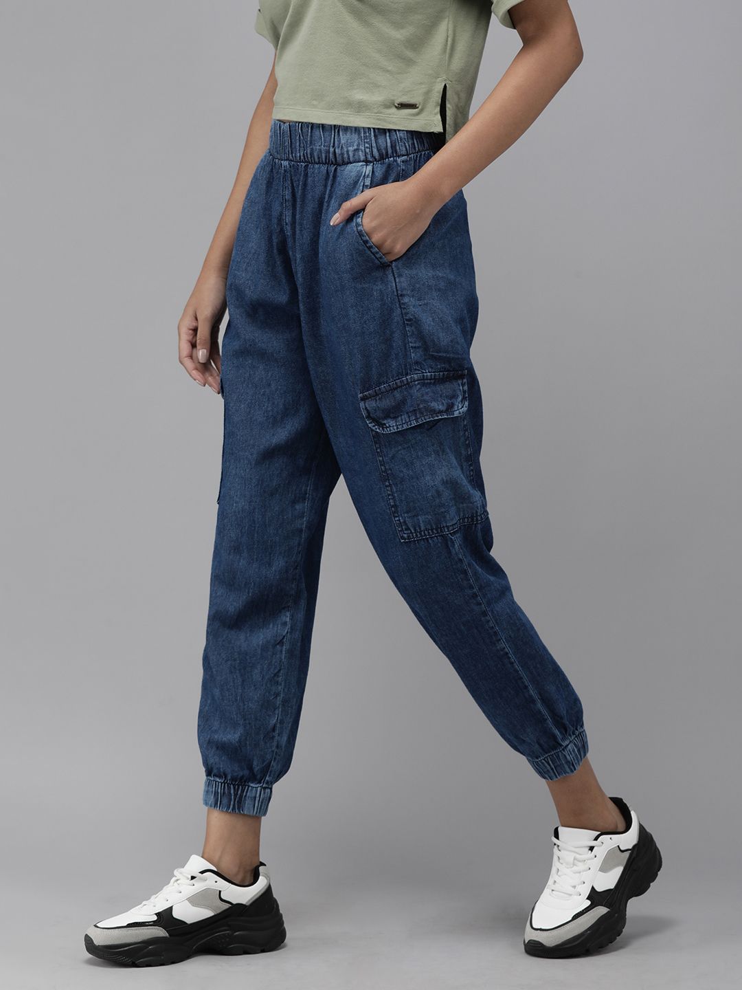 Roadster Women Blue Light Fade Pure Cotton Cropped Cargo-Style Jogger Jeans Price in India