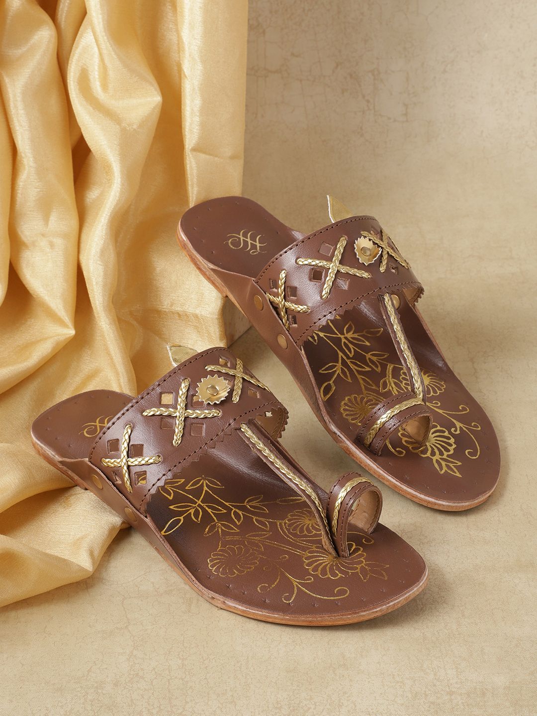 House of Pataudi Women Tan Brown Handcrafted Ethnic One Toe Flats Price in India