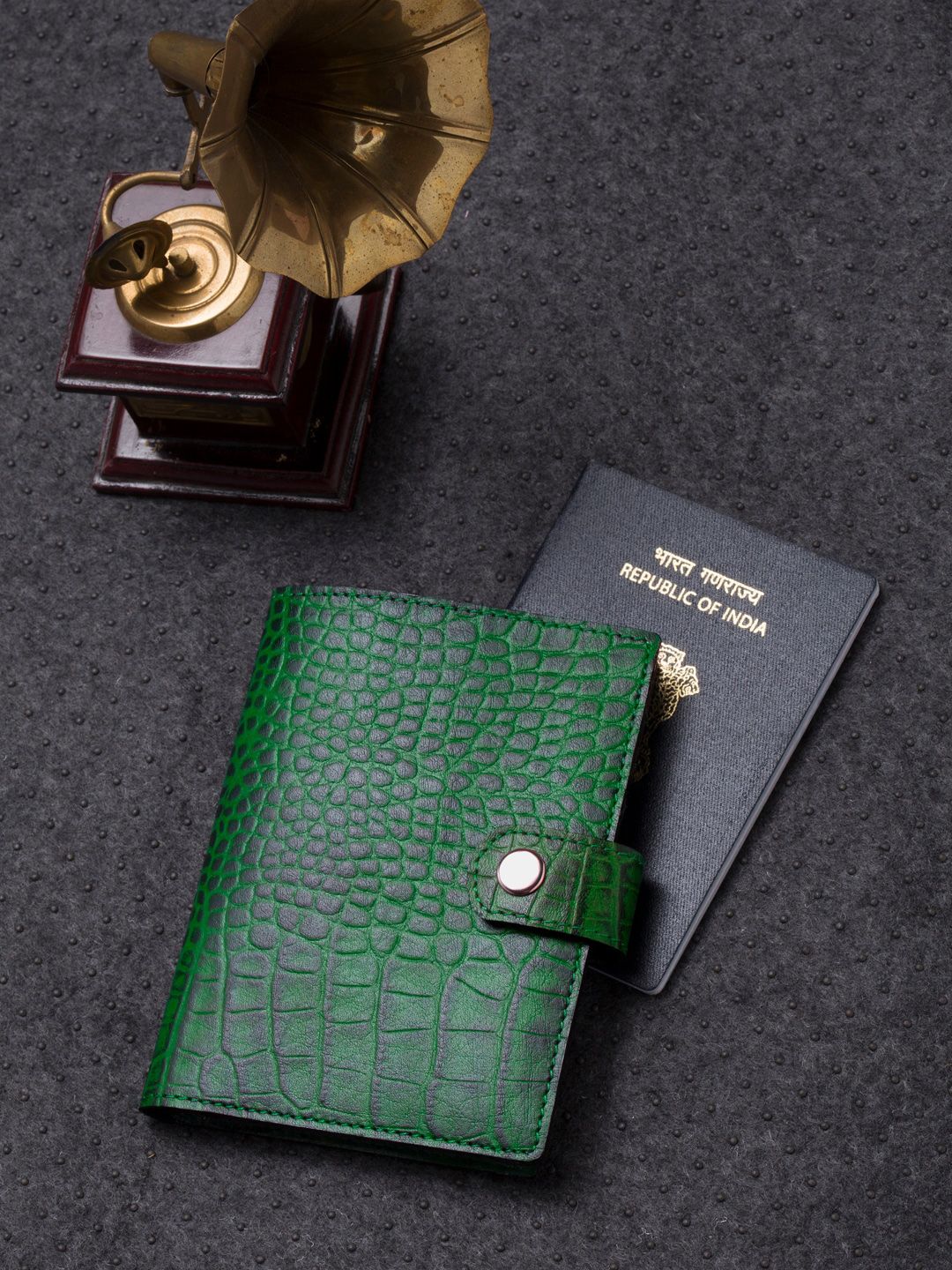 IMUR Unisex Green Textured Leather Passport Holder Price in India