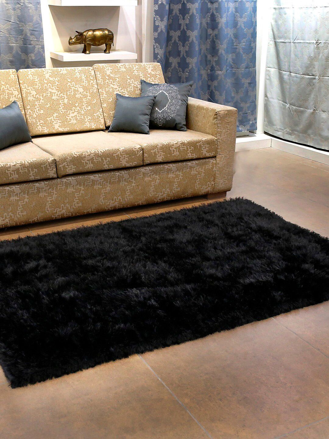 Home Black Solid Rectangular Shaggy Carpet Price in India