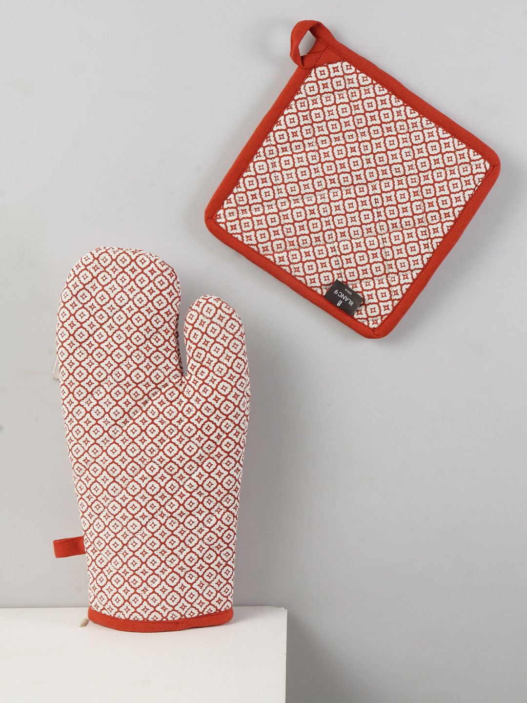 BLANC9 Red & White Printed Oven Glove With Pot Holder Price in India