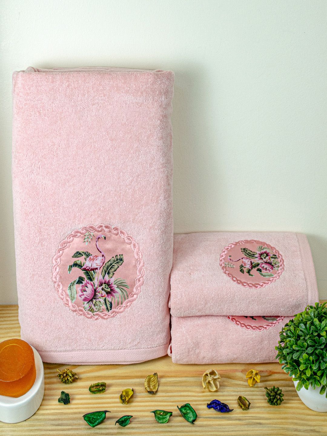 RANGOLI Set Of 3 Pink Appliqued 450 GSM Pure Cotton Towels