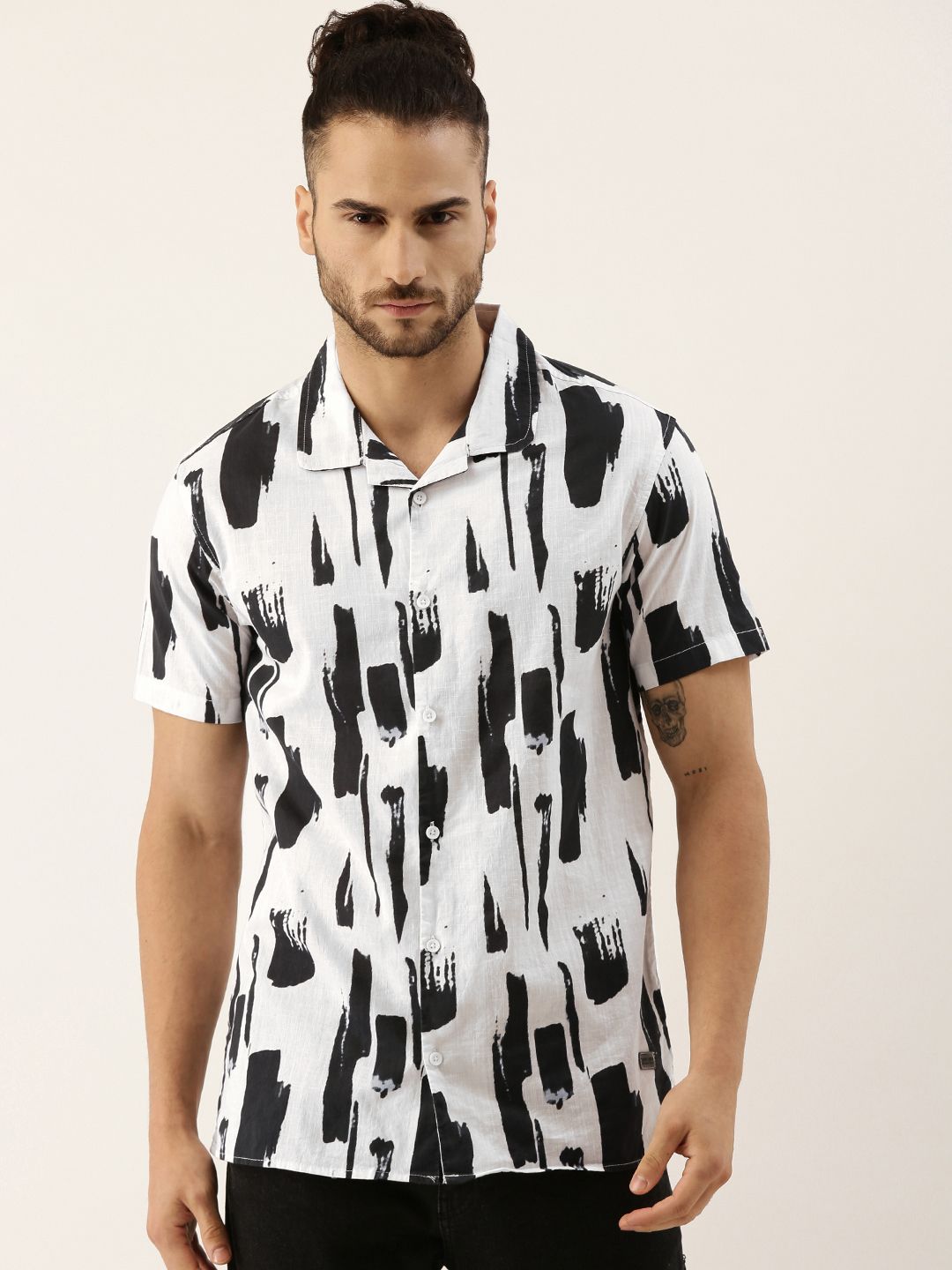 CAHOOT Men White & Black Abstract Print Cotton Casual Shirt
