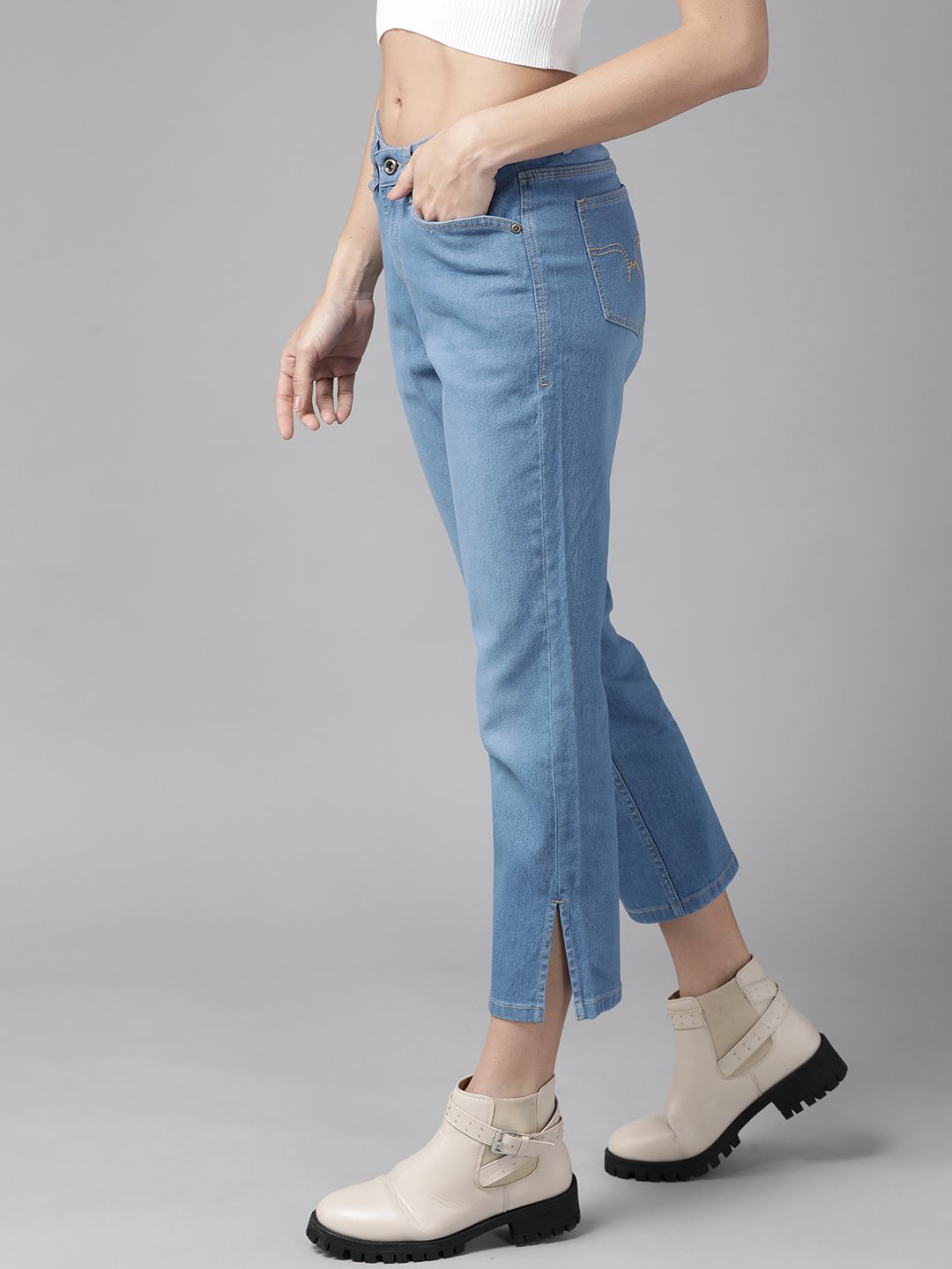 Roadster Women Blue Straight Fit Light Fade Mid-Rise Stretchable Cropped Jeans Price in India