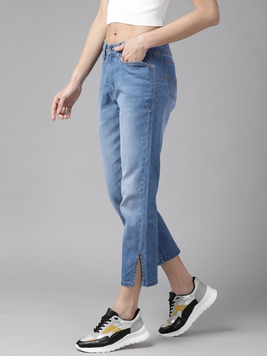 Roadster Women Blue Straight Fit Stretchable Mid-Rise Cropped Jeans Price in India