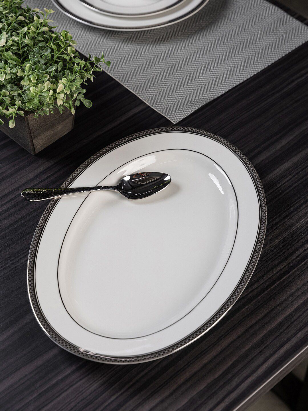 Pure Home and Living White & Silver Solid Oval Platter