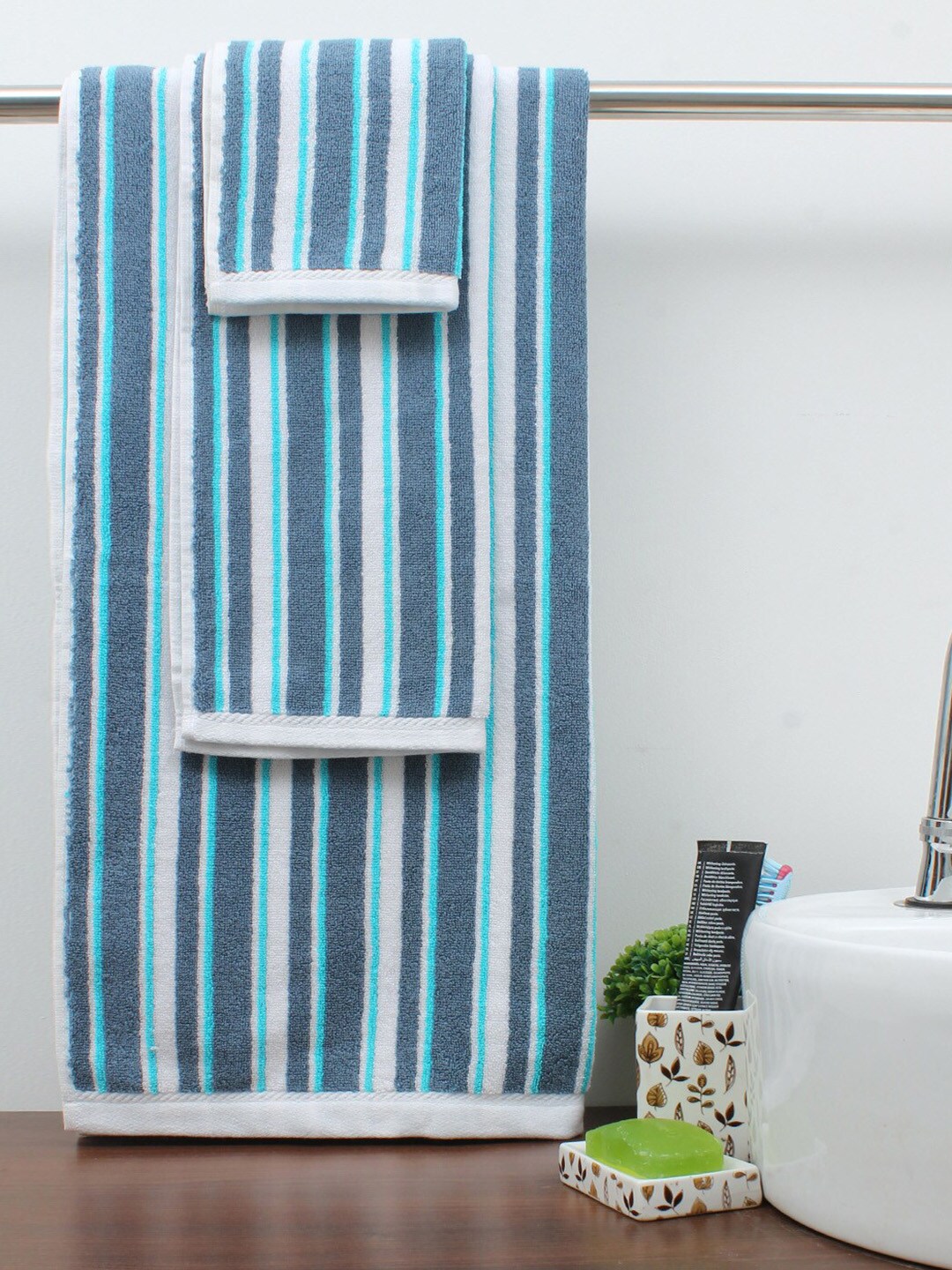 AVI Living Set Of 5 Blue & White Striped Cotton 550 GSM Towels Price in India