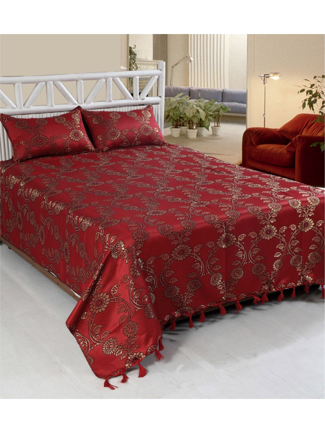 Varde Unisex Maroon & Gold Colored Woven Design Double King Bed Cover With 2 Pillow Covers Price in India