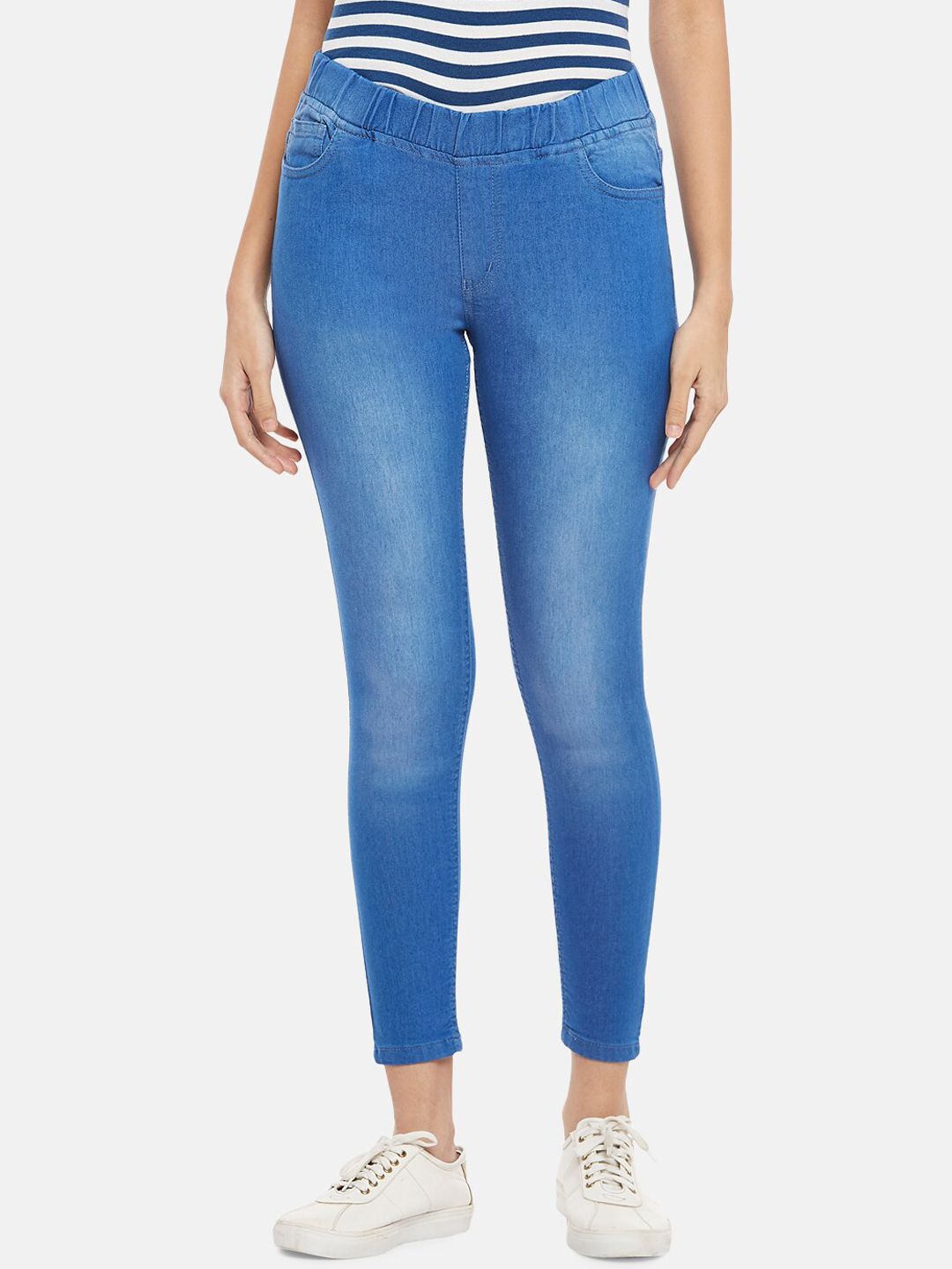 People Women Blue Tapered Fit Light Fade Jeans Price in India