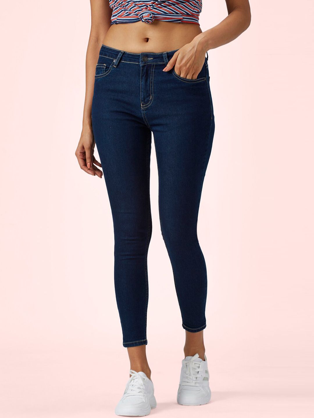 People Women Blue Tapered Fit Cropped Jeans Price in India