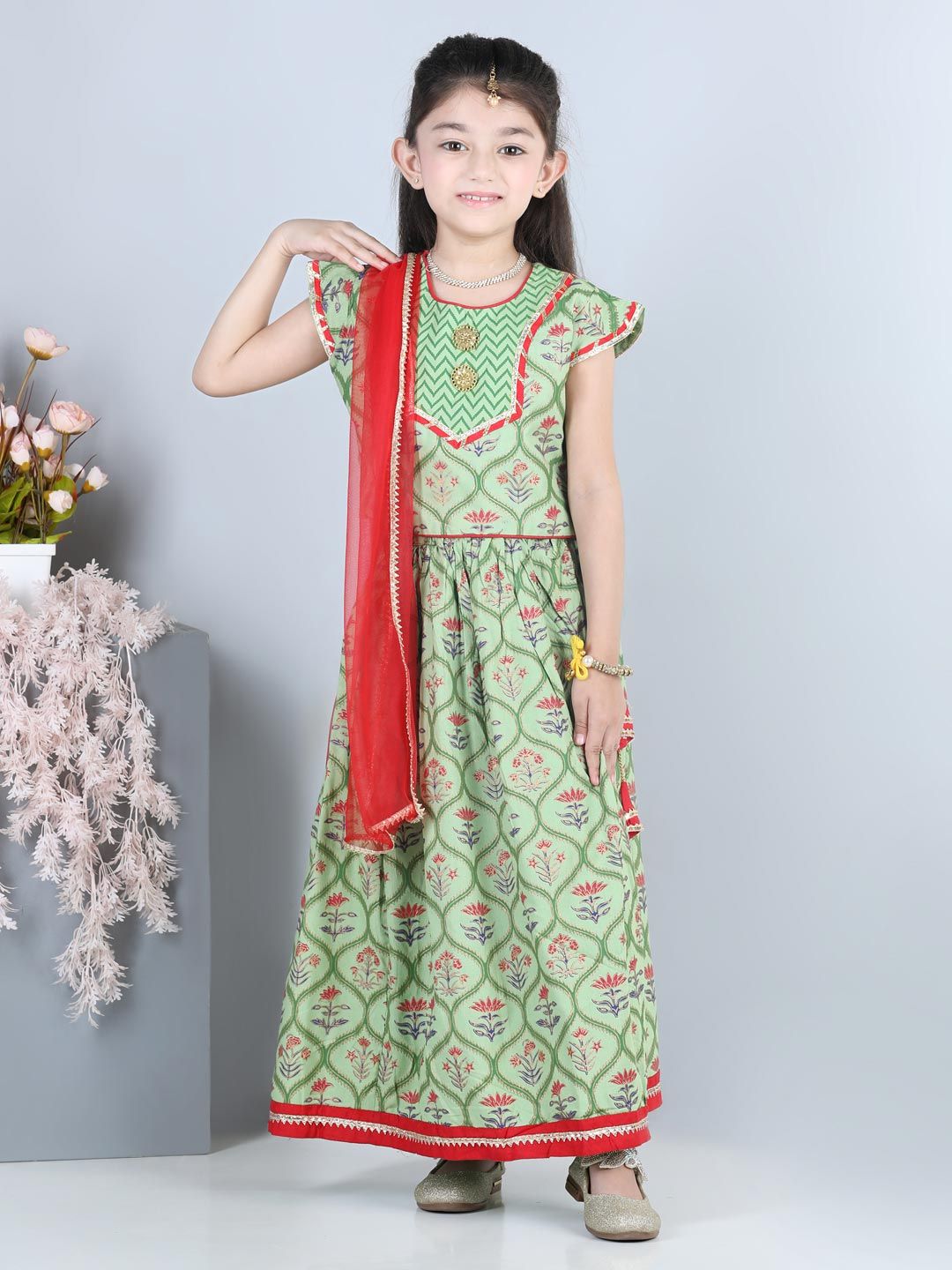 Kinder Kids Girls Green & Red Printed Ready to Wear Lehenga & Blouse With Dupatta