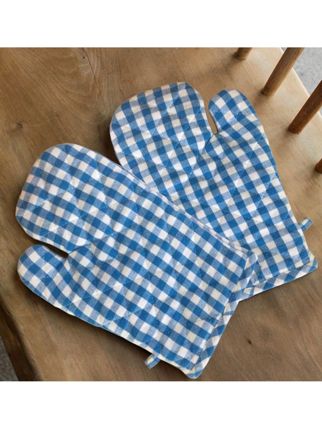 Lushomes Women Set Of 2 Checked Oven Gloves Price in India