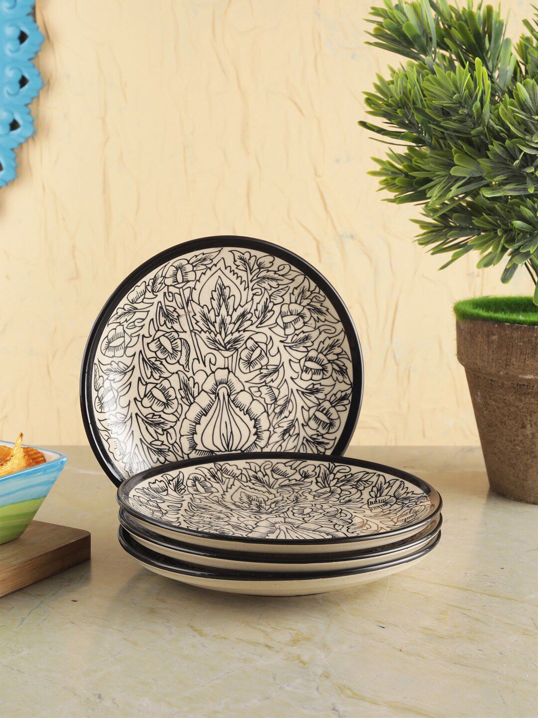 VarEesha Off White & Black 4 Pieces Kalamkari Hand Painted Printed Ceramic Glossy Plates Price in India