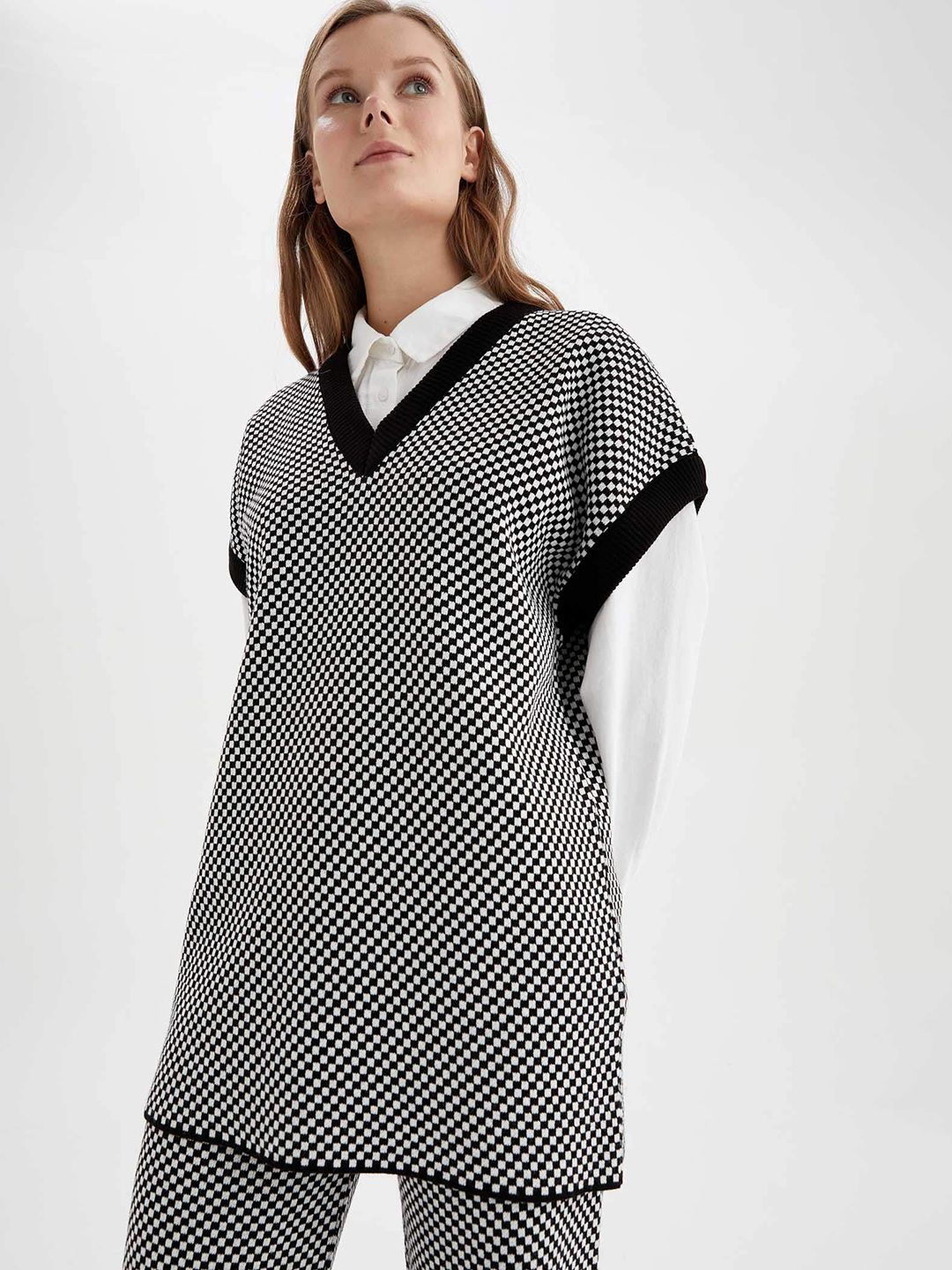 DeFacto Women Black & White Acrylic Checkerboard Longline Pullover Price in India