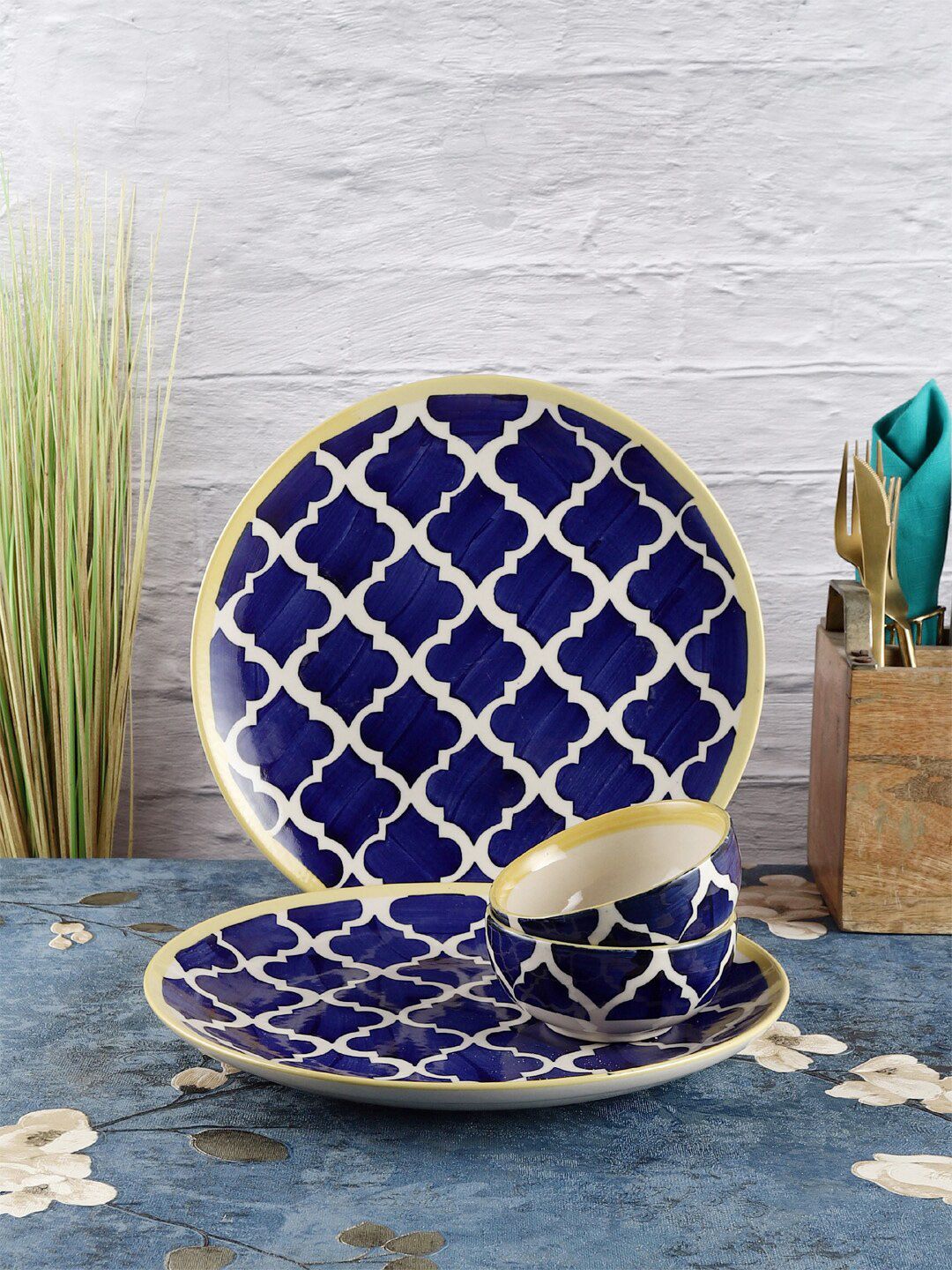 VarEesha Blue & White 4 Pieces Handcrafted and Hand Painted Printed Ceramic Glossy Dinner Set Price in India