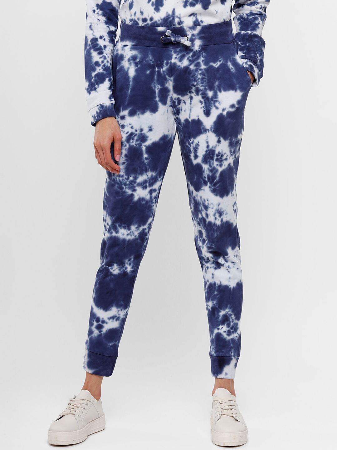 De Moza Women Blue & White Tie and Dye Printed Relaxed Fit Pure Cotton Joggers Price in India