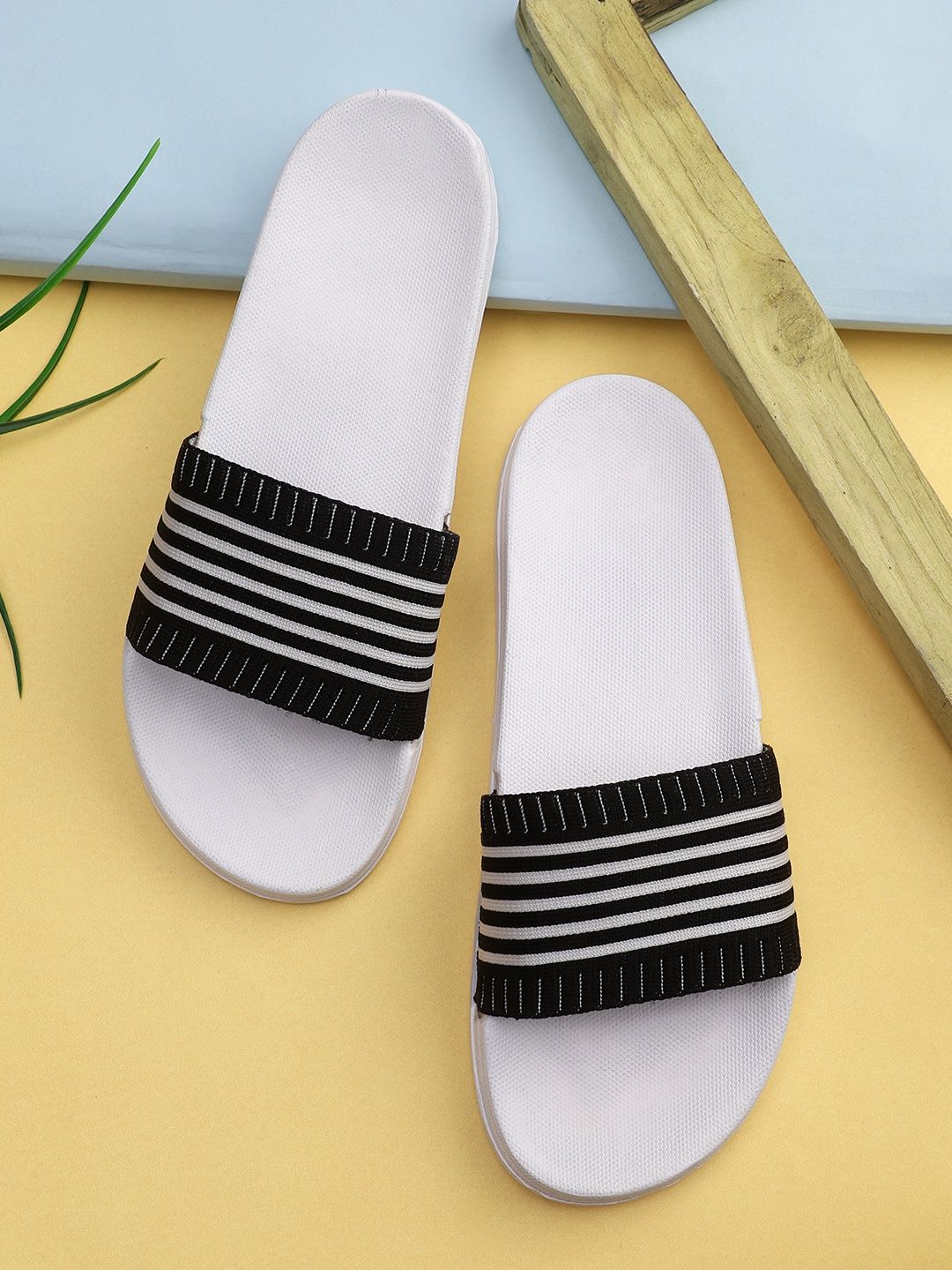 Pampy Angel Men White & Black Printed Rubber Sliders