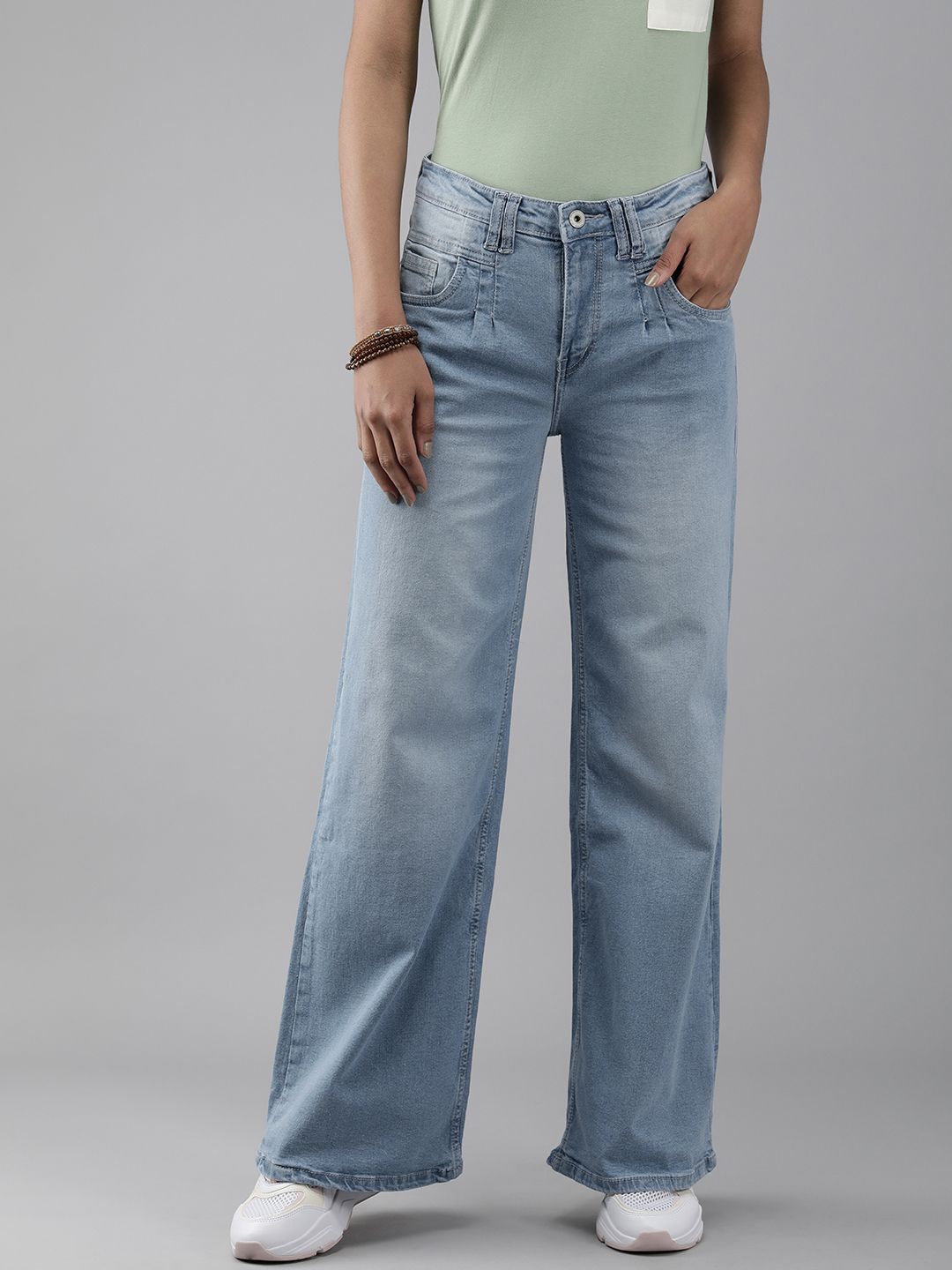 The Roadster Lifestyle Co Women Blue Wide Leg Light Fade Pleat Detail Stretchable Jeans Price in India