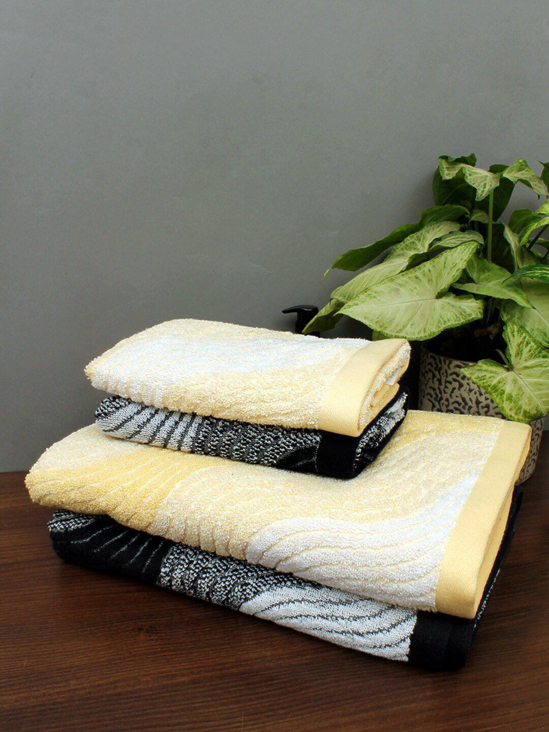 AVI Living Yellow & Black Pack Of 4 Printed GSM 550 Towel Price in India