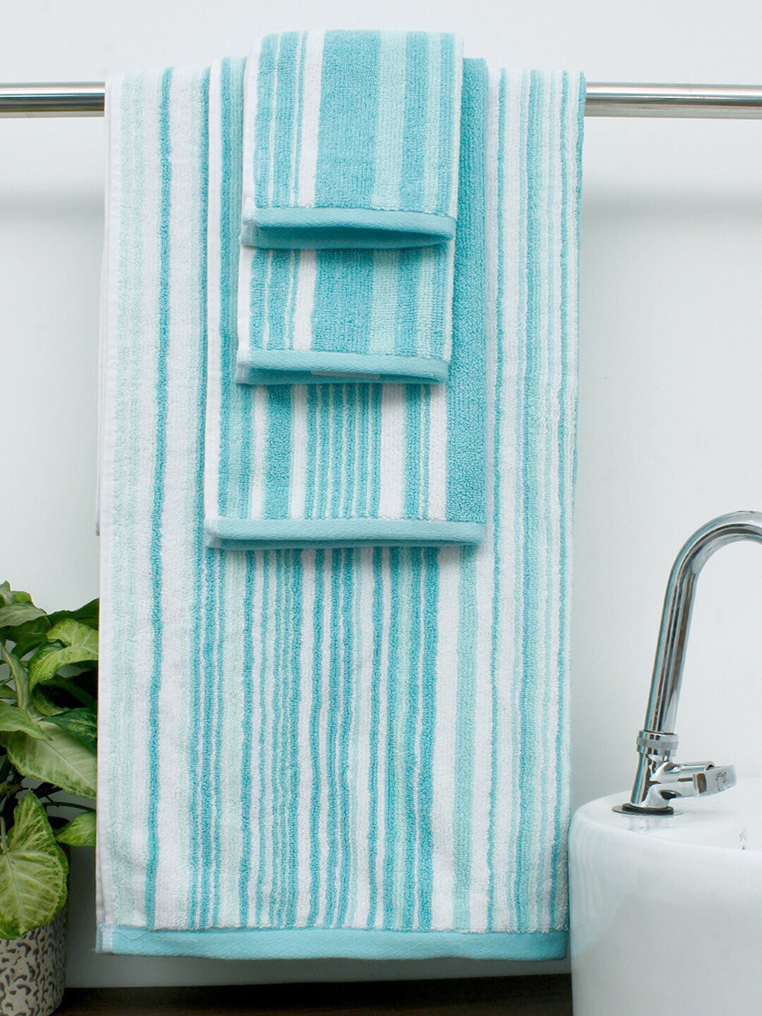 AVI Living Sea green & Turquoise Blue Set of 4 Towels Price in India
