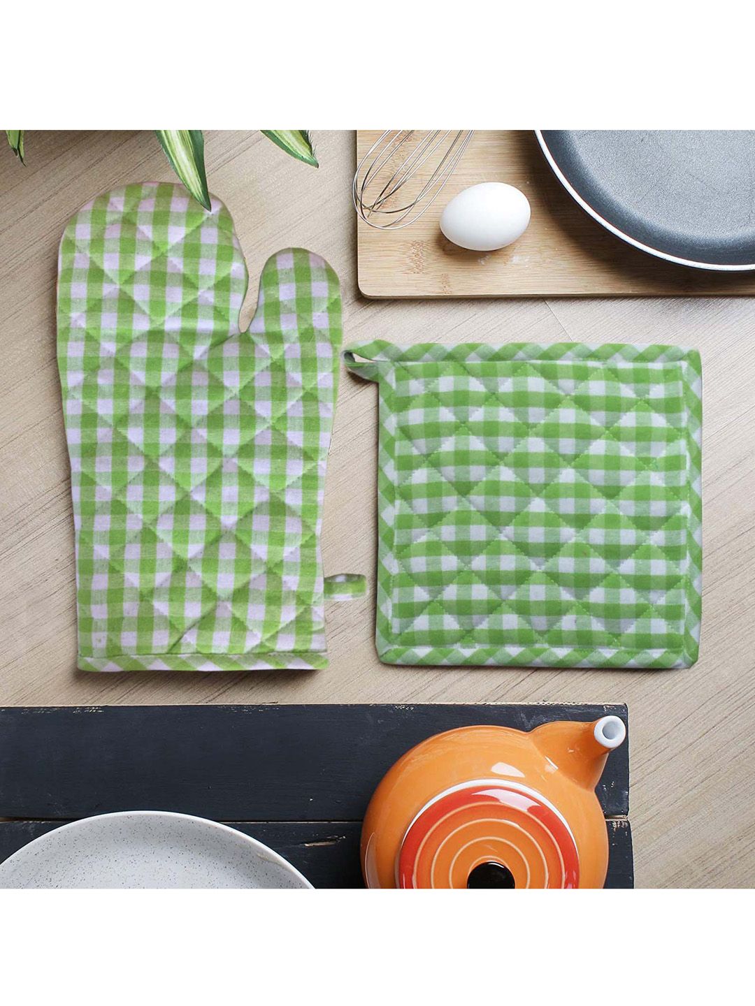 Lushomes Green & White Checked 1 Pot Holder & 1 Oven Mitten Set Price in India