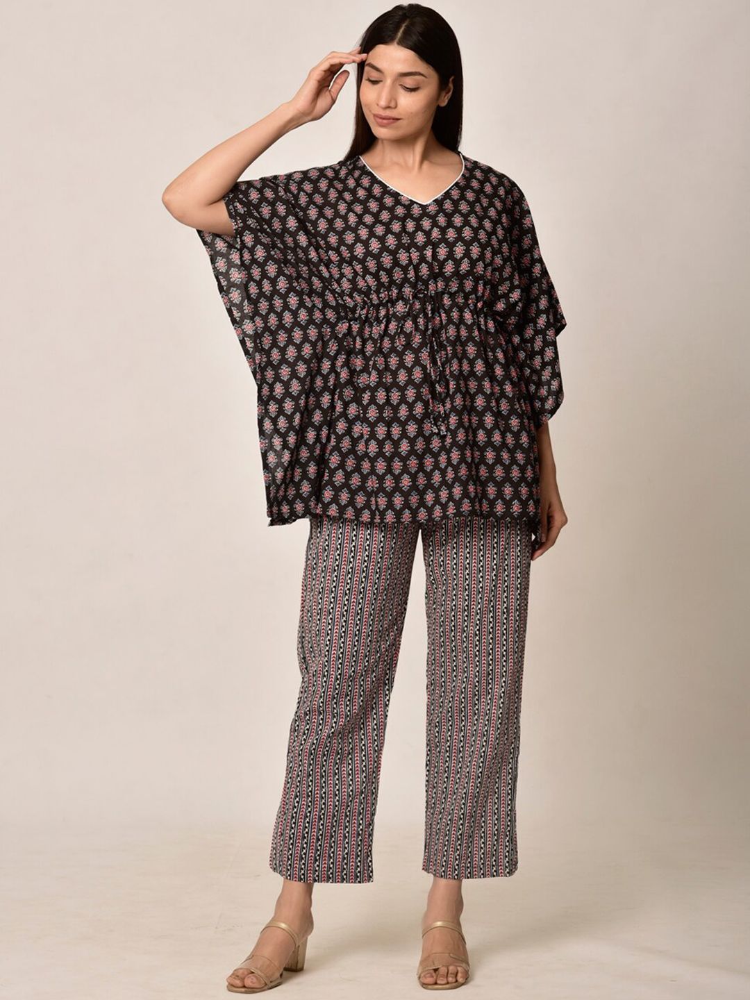 Ikk Kudi by Seerat Women Black & Pink Printed Kaftan Night Suit
