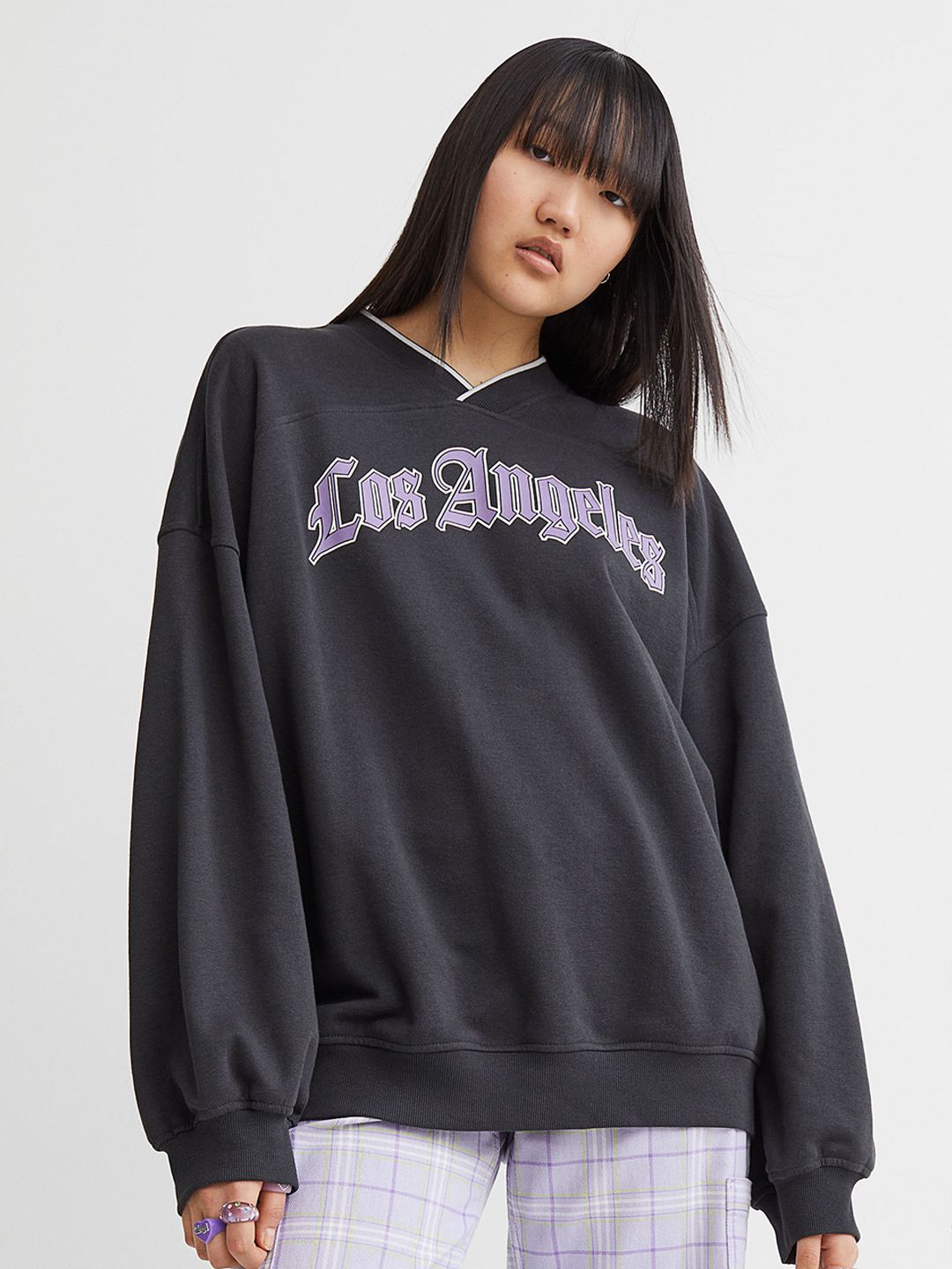 H&M Women Black Oversized Sweatshirt Price in India