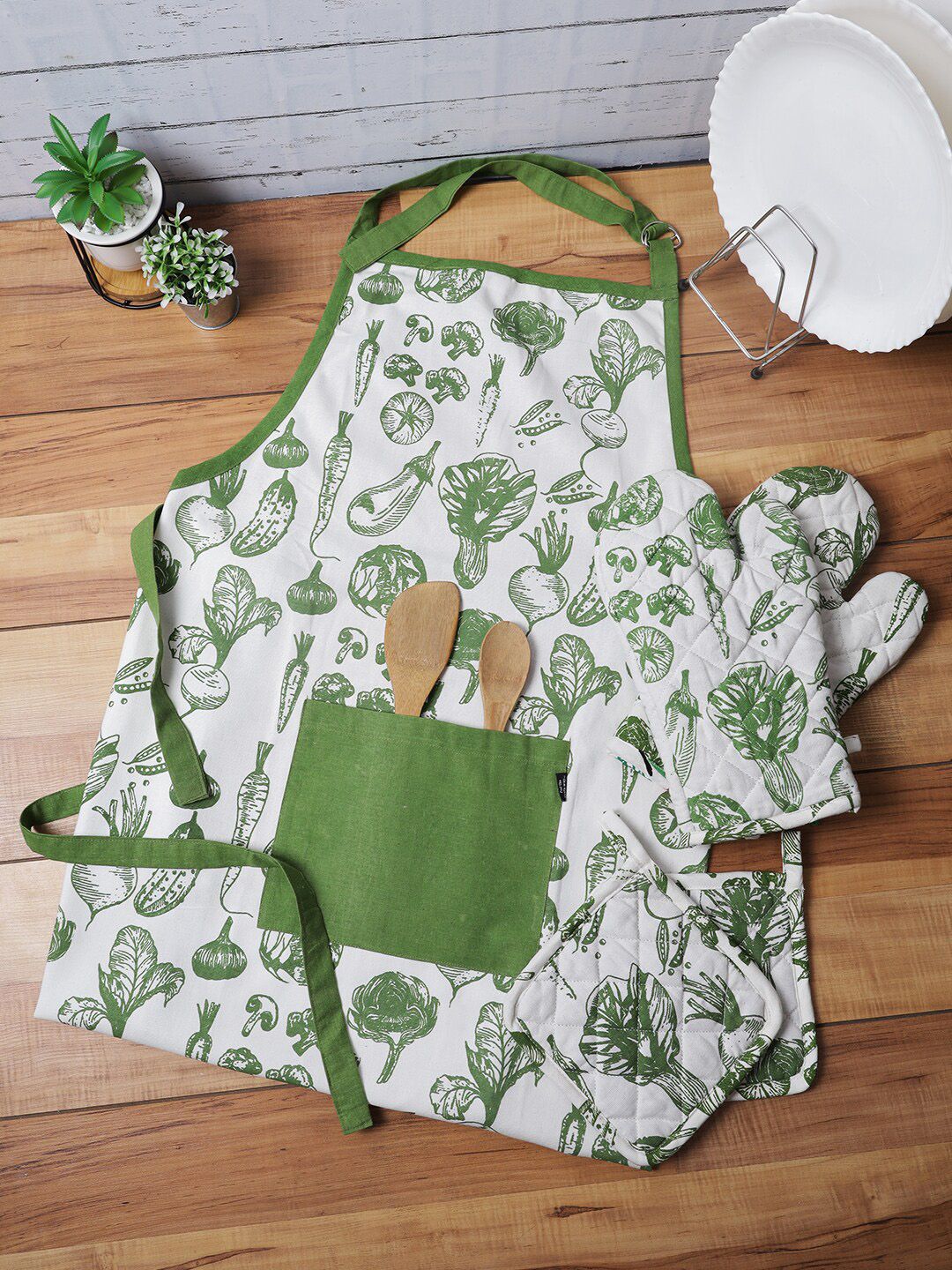 Soumya Unisex Green Set of 5 Pure cotton Apron With Oven Glove And Pot Holder Price in India