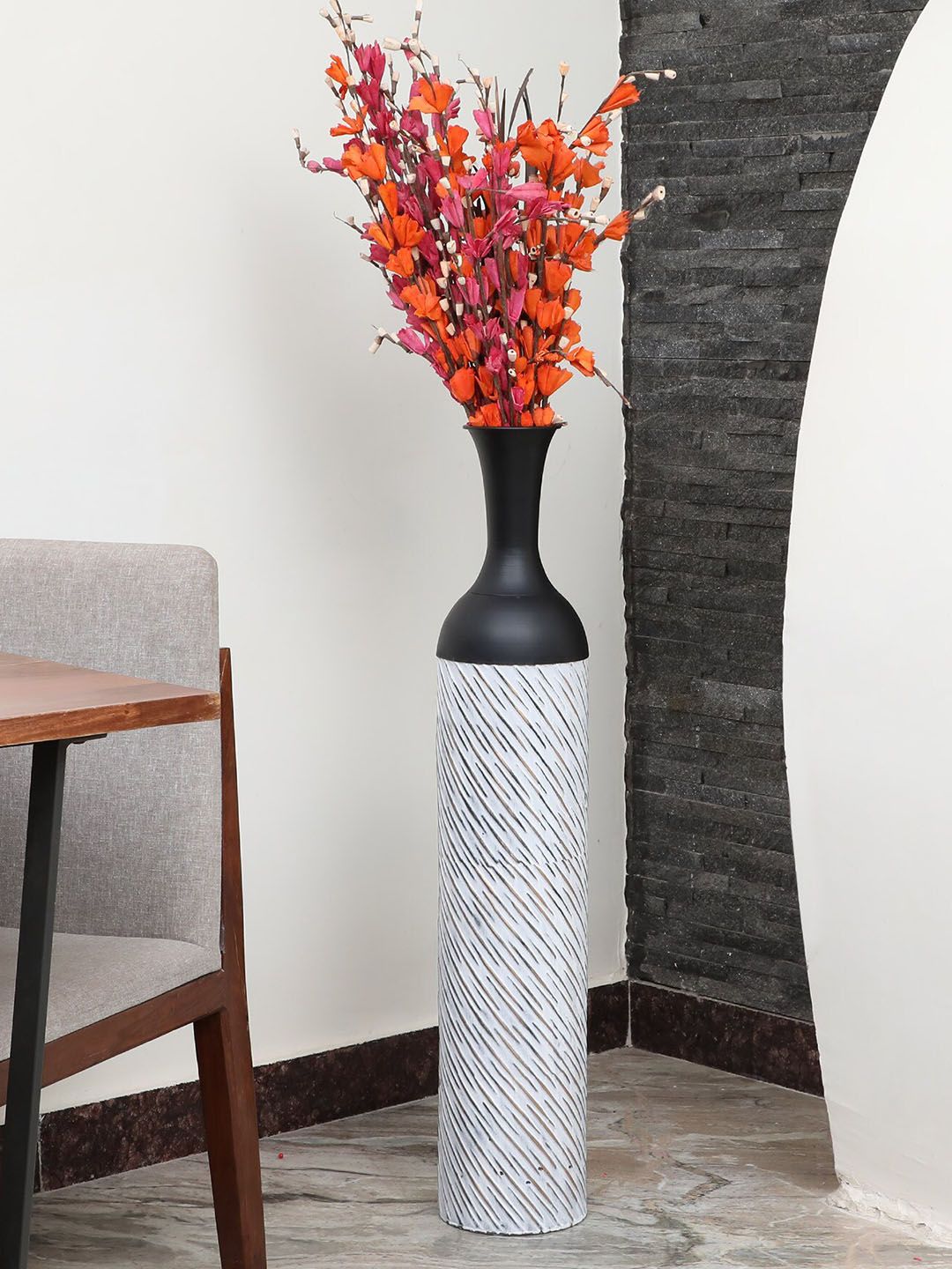 vedas Metallic-Toned & White Flower Vase Price in India
