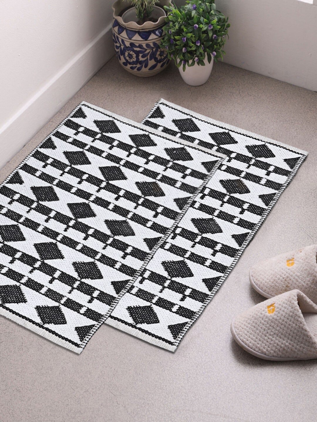 Saral Home White & Black Set of 2 Geometric Printed Rugs Price in India